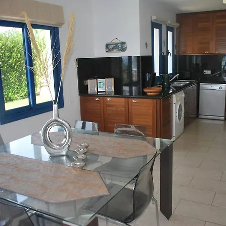 Sea Front With Private Heated Pool, Quiet Area Paphos 322 *