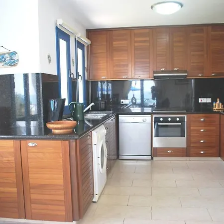 Sea Front With Private Heated Pool, Quiet Area Paphos 322 וילה קיסונרגה
