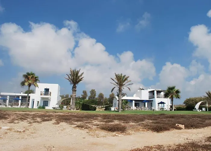 Sea Front With Private Heated Pool, Quiet Area Paphos 322 *