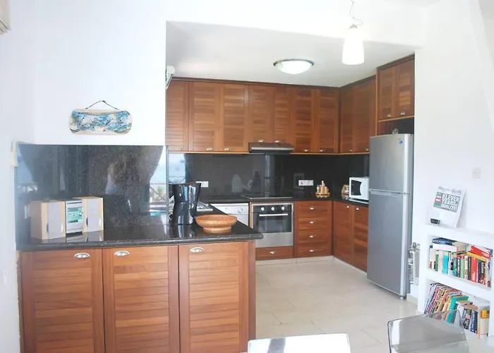 Sea Front With Private Heated Pool, Quiet Area Paphos 322 *