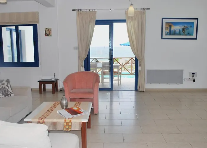 Sea Front With Private Heated Pool, Quiet Area Paphos 322 *