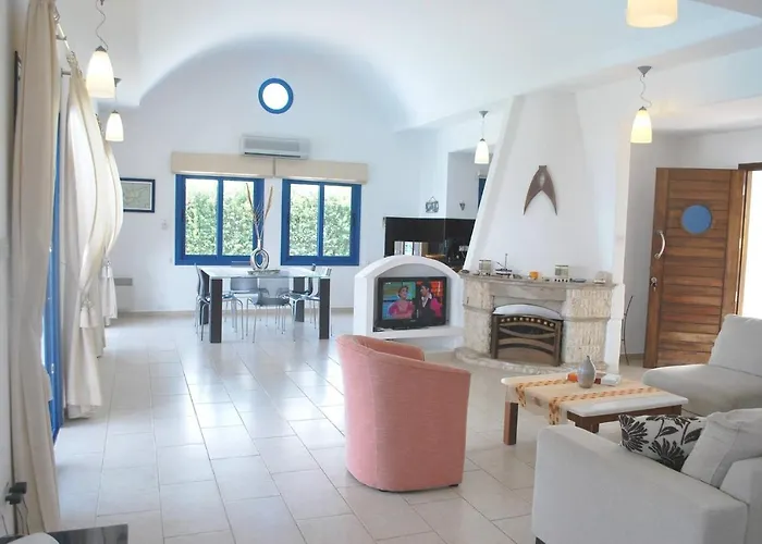 Vila Sea Front With Private Heated Pool, Quiet Area Paphos 322 *