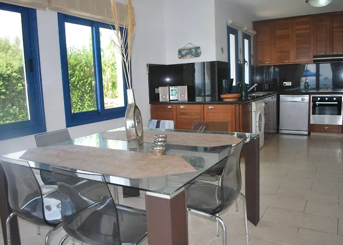 Villa Sea Front With Private Heated Pool, Quiet Area Paphos 322 Kissonerga