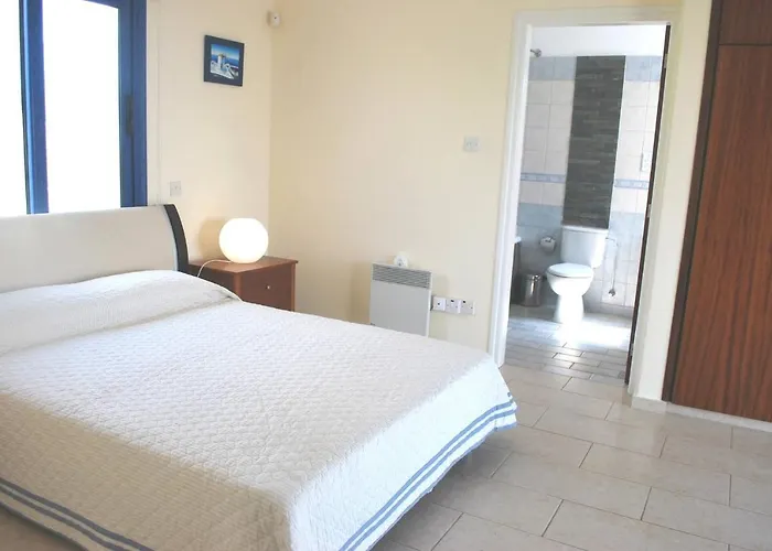 Sea Front With Private Heated Pool, Quiet Area Paphos 322 *